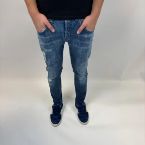 Dondup Jeans   - Dondup Jeans! Trendigaste jeansen på marknaden.  Skick= 9,5/10 Ny pris= 4000 kr Säljs för= 850 kr  (Modellen har original slitningar från fabrik vilket är väldigt eftertraktat och populärt) 