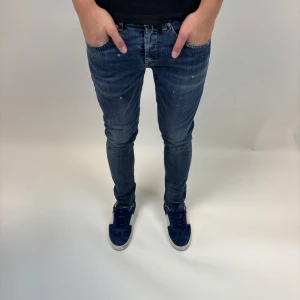 Dondup Jeans George  - Dondup Jeans George! Trendigaste jeansen på marknaden.  Skick= 9,5/10 Ny pris= 4000 kr Säljs för= 850 kr (Modellen har original slitningar från fabrik vilket är väldigt eftertraktat och populärt) 