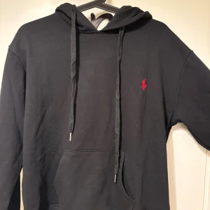 Svart ralph lauren hoodie - Hoodien är i ett bra skick. Inte använd. Vid frågor och funderingar så är det bara att kontakta!