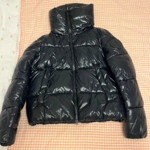 Save The Duck puffer jacka  - Så snygg svart light weight Save The Duck puffer jacka! Svart färg och mycket bra skick. Size 2, vilket motsvarar Medium på deras jackor. Nypris är 3241kr, säljer direkt för 900kr. 