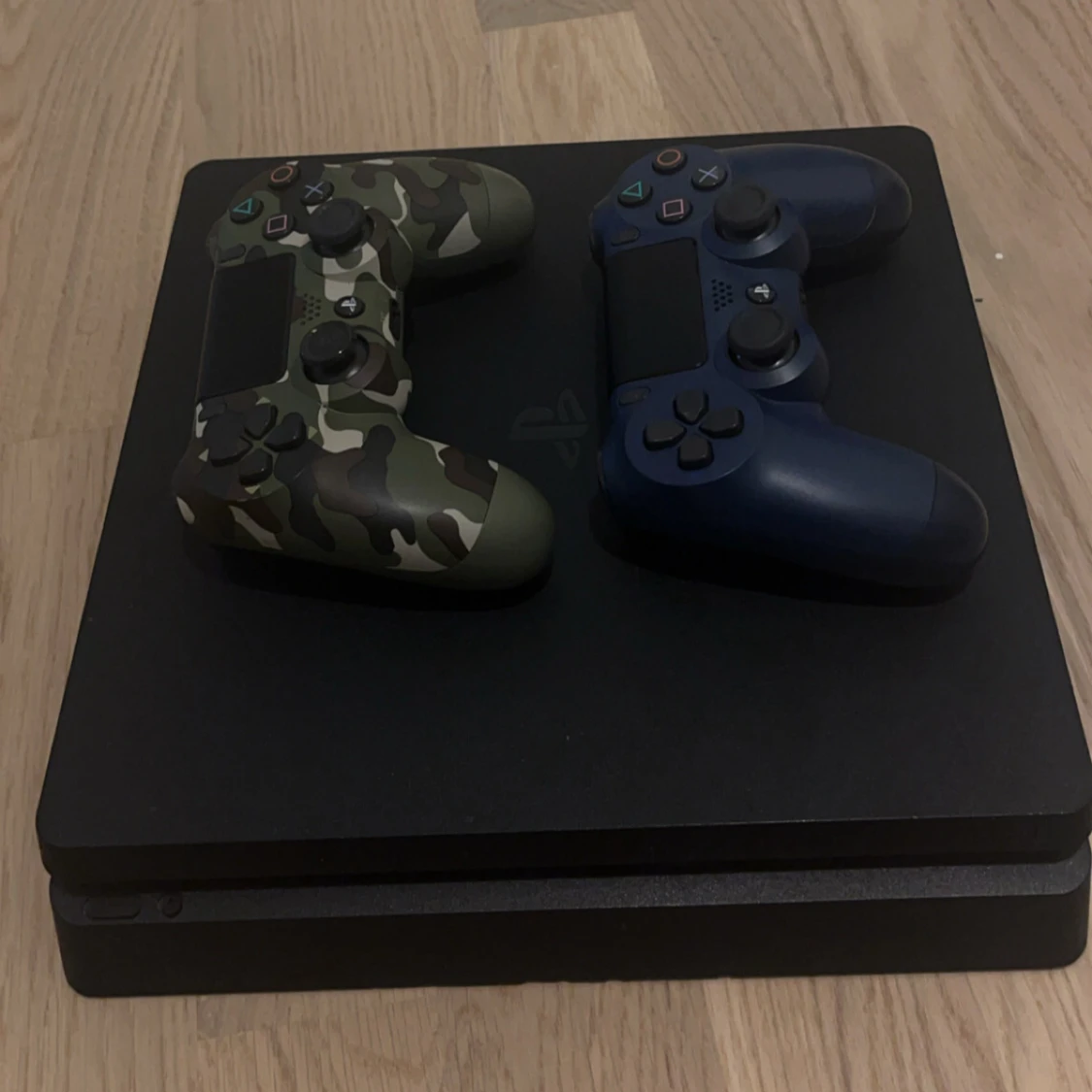 PlayStation 4 Slim med två DualShock 4 kontroller