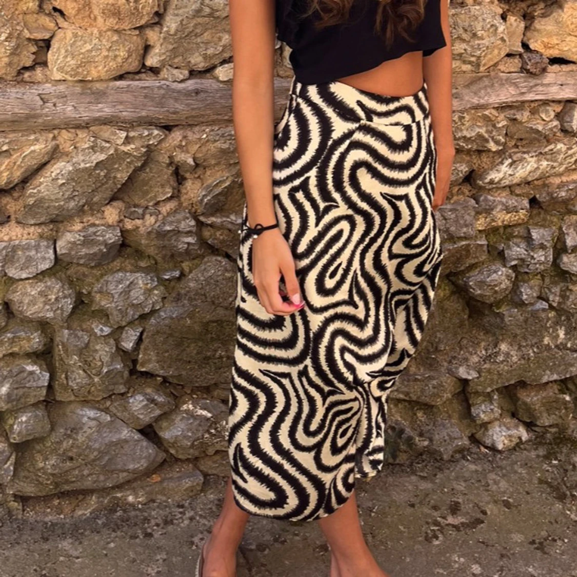 Svartvit mönstrad långkjol