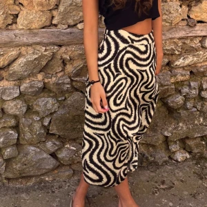 Svartvit mönstrad långkjol - Cool långkjol med svartvitt  mönster! Kjolen har hög midja och rak passform som ger en snygg siluett