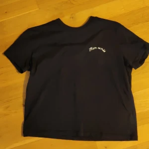 Mon Amie t-shirt - Mörkblå t-shirt från Gina Tricot med vit text 'Mon amie' fram och 'Sois toi-même' samt citat bak. Klassisk rund hals och korta ärmar. Skön passform och tillverkad i mjuk bomull. andvänd fåtal gånger 💕