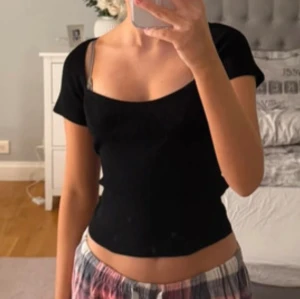 Svart ribbad topp med kort ärm - Säljer en svart ribbad topp från shein i storlek xs med passar även s. Aldrig använd och är i mycket bra skick.