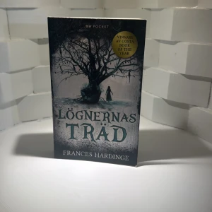 Lögnernas träd - En mystisk och spännande berättelse om fjortonåriga Faith som försöker avslöja sanningen bakom sin pappas död. I viktorianska England upptäcker hon ett märkligt träd som sägs avslöja hemligheter. Perfekt för dig som gillar gåtor, mörka mysterier och starka karaktärer.