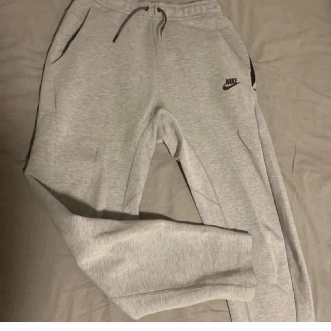 Grå Nike hoodie med svarta detaljer - 3