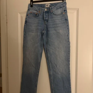 Ljusblå raka jeans från 157 - Snygga ljusblå jeans från 157 med klassisk femficksdesign och raka ben. Jeansen har normal midja och är tillverkade i mjukt denimtyg. Perfekta för en avslappnad och trendig look.