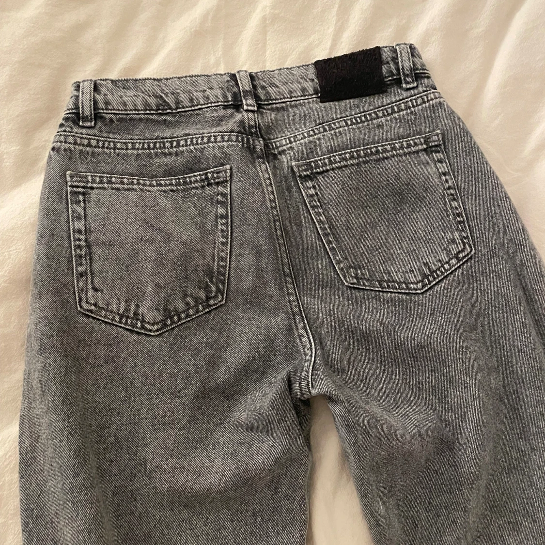 Grå raka jeans från grunt