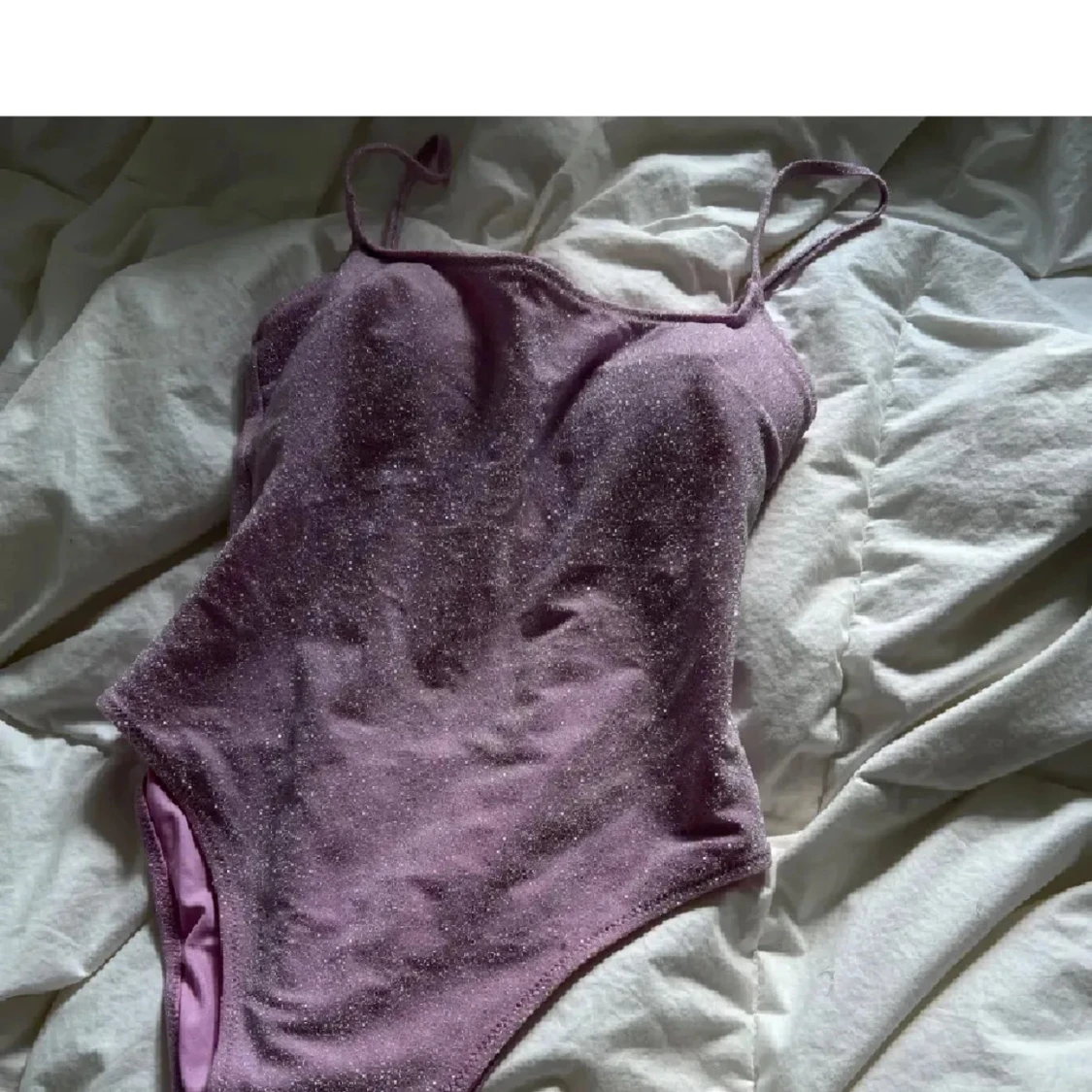 Glittrig rosa body med snörning