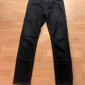 Mörkblå Lee jeans straight fit - Snygga mörkblå jeans från Lee med klassisk femficksdesign och kontrastsömmar. Jeansen har rak passform och normal midja, tillverkade i slitstarkt denimtyg. Perfekta för dig som gillar en tidlös och clean look. Storlek 48/W31-  L32 