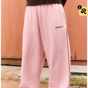 SÖKER dessa byxor i xs - Söker dessa byxor från lets frans i xs i grå eller rosa för max 300 i bra skick