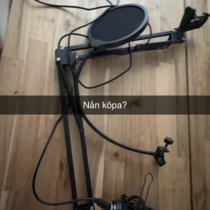 Mikrofonarm med popfilter/ Mission SG Attila - Stabil mikrofonarm med popfilter och fäste, perfekt för streaming, podcast eller inspelning. Ser ut att vara i gott skick utan synliga skador. Enkel att montera på skrivbordet. Mikrofon ingår ej.