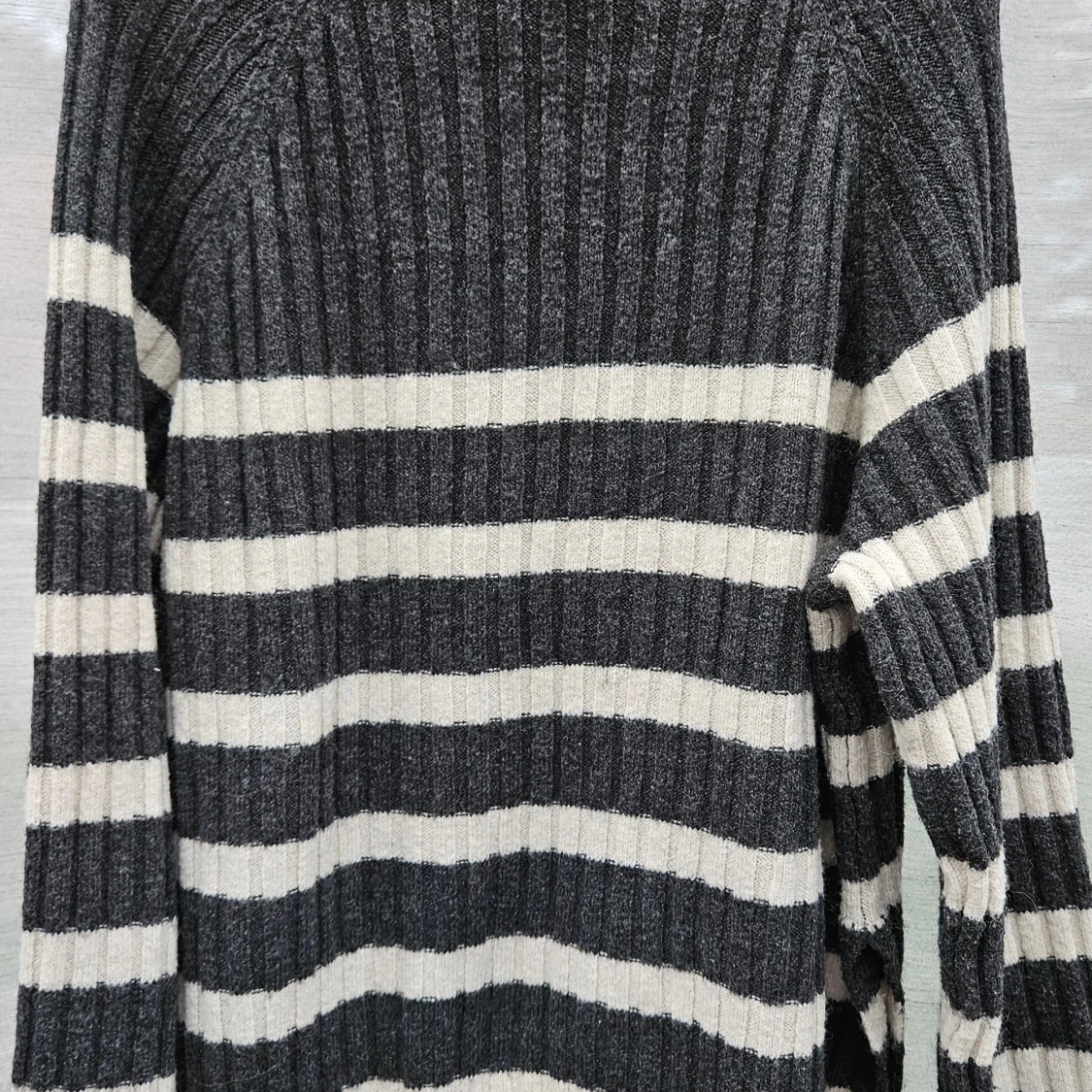 Randig ribbad stickad tröja M - 1