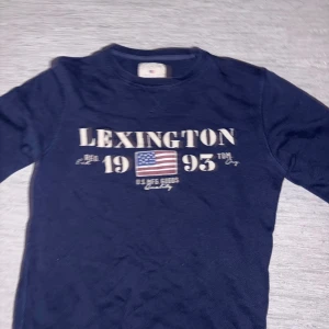 Marinblå Lexington sweatshirt - bra skick. unik tröja fåtal som har denna.