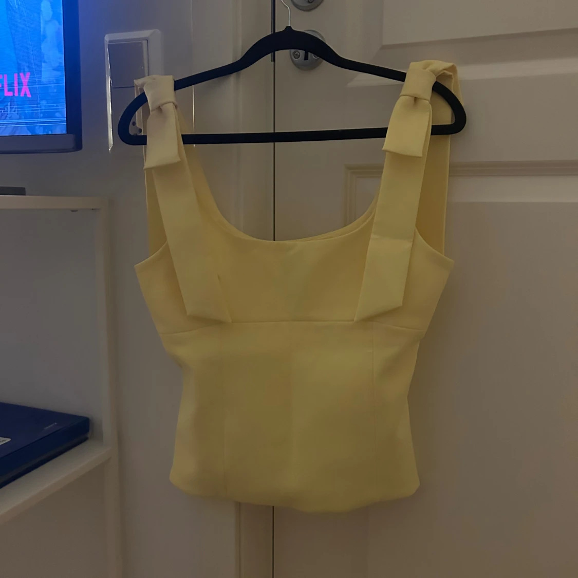 Gul linnetopp med rosetter från Zara