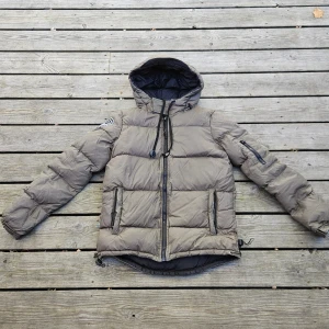 Dbrand jacka - äkta dun - En grön/svart dunjacka från dbrand, ny pris runt 3000kr. Äkta ankdun, varm och perfekt till vintern! Storlek S, använd ett fåtal gånger ❤️ -passar alla kön  Finns flera dbrand uppe i min profil! ❤️