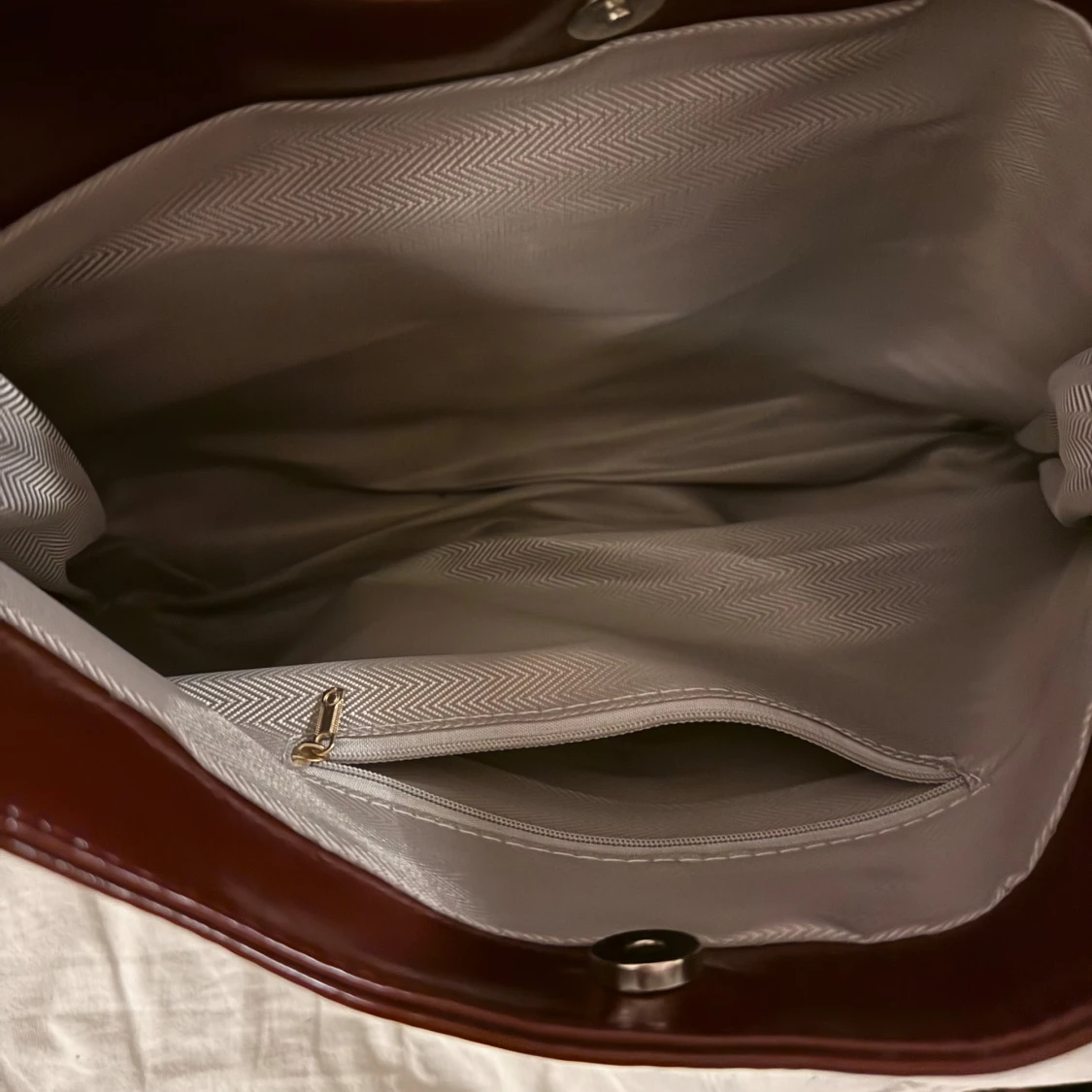 Mörkröd axelväska i skinn - 2