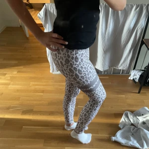 Leopard träningsbyxor  - Säljer ett par leopard träningsbyxor från stronger. Original pris: 799kr. Modellen finns inte kvar längre 🫶🏼