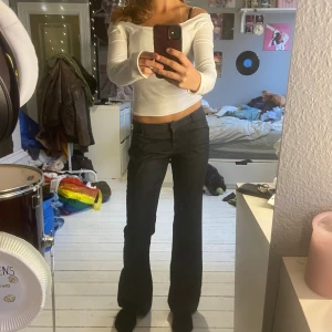 Lågmidjade kostymbyxor - Lågmidjsde vintage kostymbyxor. Köpta second hand och har svårt att se vad för storlek det står i. Ser ut som 7, skulle uppskatta S/36. Jag på bilderna är 165.