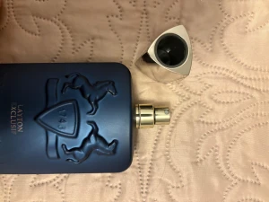 Layton Exclusif Parfums de Marly 125 ml - Layton Exclusif från Parfums de Marly. Snygg och lyxig flaska, tillverkad i Frankrike. Perfekt för dig som vill sticka ut med en exklusiv touch. 125 ml utan box men den är oanvänd.