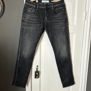 Replay Anbass Jeans - Tjena! Säljer ett par riktiga snygga replay anbass aged 01 med en riktigt schysst wash. Storlek 30:30 men passar dig som har 30:32. Använda 3-4 gånger prislapparna ingår inte! Pris 750 kr kan gå ner lite i pris vid snabbaffär!