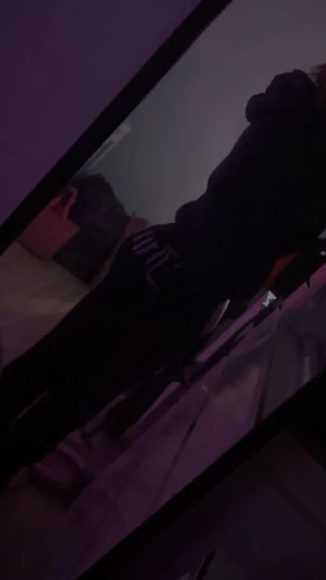 Svarta Juicy Couture med diamanter på bakdelen! - Säljer ett par ikoniska svarta mjukisbyxor från Juicy Couture i storlek XS. Byxorna har raka ben och har en väldigt fin dekoration med diamanter stavar 'JUICY' över rumpan. Perfekta för dig som vill ha en skön men super snygg stil!😍 det är bara och skriva om ni har några frågor eller om ni vill ha mera bilder! (obs står ej för frakten) men hoppas ni finner det värt.💕