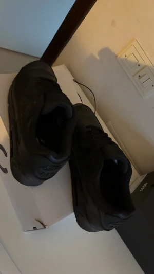 Nike Air Max 90 Triple Black sneakers - Säljer ett par helsvarta Nike Air Max 90 med klassisk chunky sula och synlig Air-enhet. Skorna har en clean look då dom enbart har används vid 4 tillfällen säljer dom för att jag inte riktigt tycker om dom så mycket ville bara köpa dessa för att prova. Dom är nyköpta från zalando för 26 november om du är intresserad låt mig veta🙌