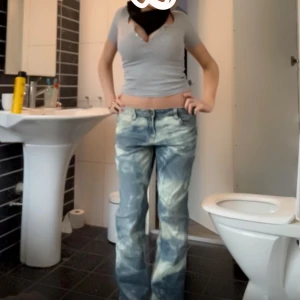 Blå tie-dye jeans med straight fit - Säljer ett par blå baggy jeans med coolt tie-dye fläckigt mönster i ljusblått och vitt. ”kvargjeans” .