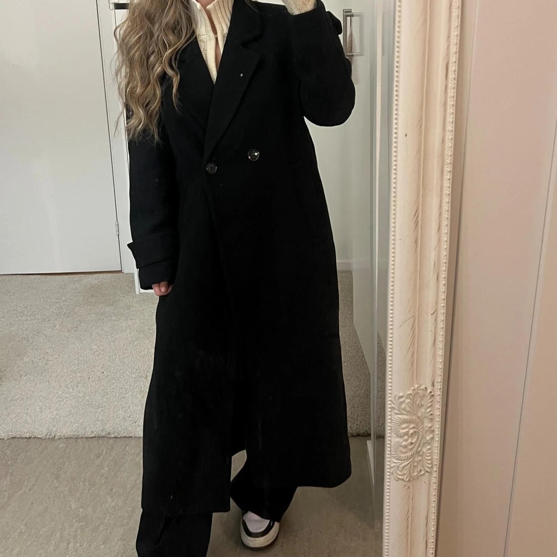 Svart lång kappa med knappar