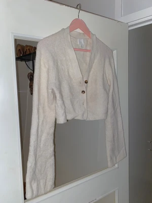 Stickad blus, H&M - Säljer den här gosiga stickade tröjan ifrån H&M då den inte används längre. Tröjan är i gott skick, endast lite nopprig som går bort!   Storlek XS-S