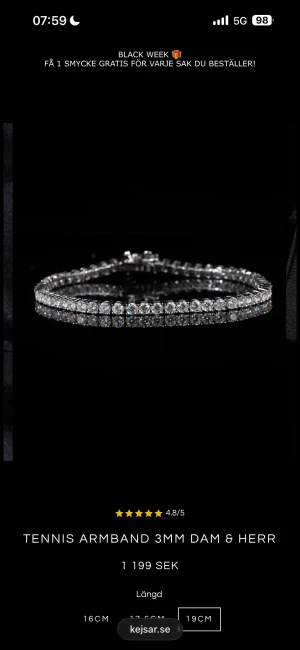 Kejsarlänk  - Stilrent tennisarmband i silverfärg med glittriga stenar som ger en lyxig vibe. Armbandet är 3mm brett och finns i längder upp till 19cm. Perfekt för dig som gillar klassiska smycken med extra bling. Kommer i snygg presentförpackning.