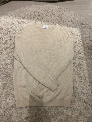  Beige sweatshirt - Snygg och passande sweatshirt till vintern. Storlek M. Hör av er vid fundering 