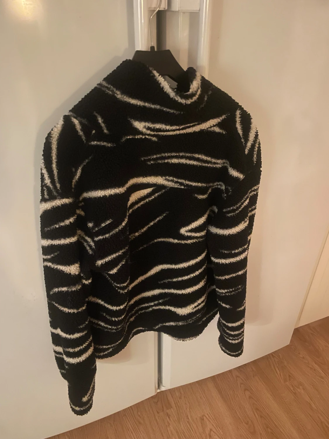 Svart teddyjacka med zebramönster - 5