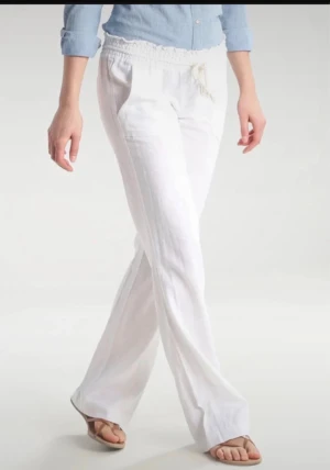 Roxy Linnebyxor  - Säljer snygga roxy linnebyxor! De är lite sönder där man knyter dom men inget som syns, kolla bild 2🩷