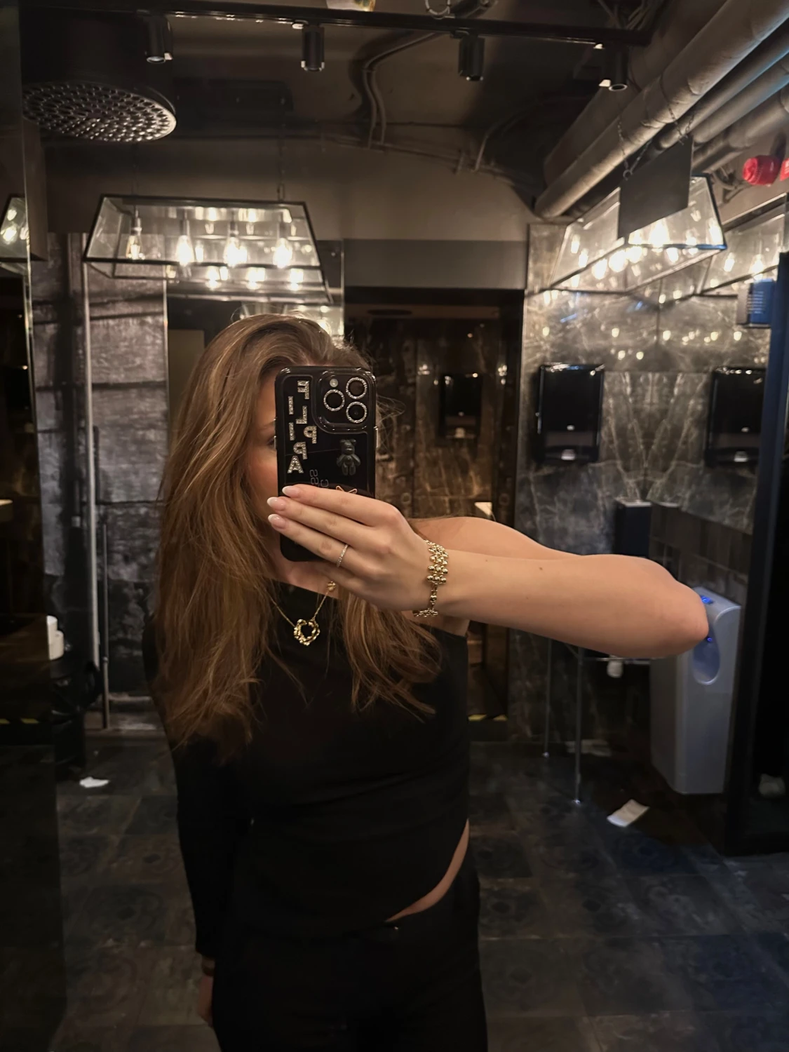 Svart oneshoulder blus med lång ärm