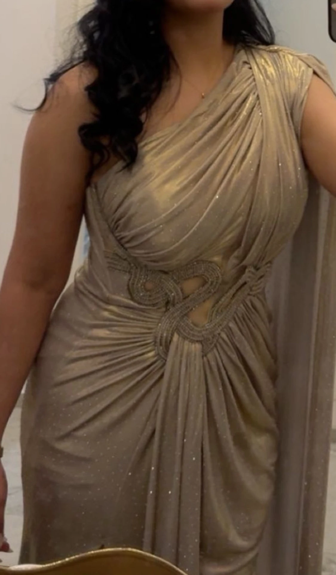 Champagnefärgad långklänning med slits - 1