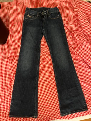 Diesel bootcut jeans mörkblå - Snygga mörkblå jeans från Diesel, säljer då dem tyvärr inte passade mig. Köpte dem secondhand i Köpenhamn och han tyvärr inte testa dem!! Storlek är Xs/S. Pris kan diskuteras. 
