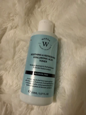 Warda Hyaluronic Acid Toner 150ml - Fräsch och alkoholfri toner med hyaluronsyra och aloe vera som återfuktar och lugnar huden. Kommer i en ljusblå plastflaska med vit kork, innehåller 150 ml. Perfekt för att förbereda huden inför din hudvårdsrutin.nypris 435kr bra hudvård kostar tyvärr pengar men är du seriös köpare kan ja tänka mig gå ner med priset!
