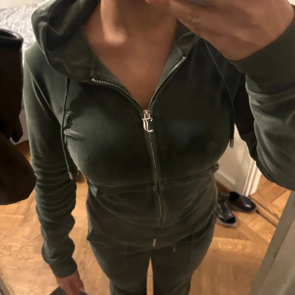 Mörkgrön velour hoodie från Juicy Couture - 1