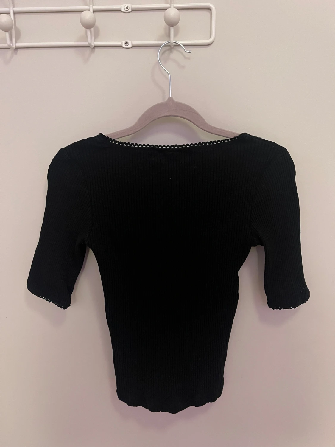 Svart ribbad topp från LINDEX - 3