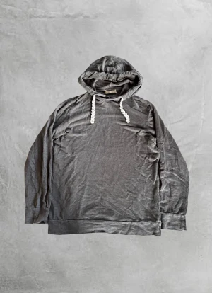 Stickad hoodie från Daniele Fiesoli🇮🇹 - Snygg hoodie från Daniele Fiesoli med vit flätad snörning i huvan. Tröjan har lång ärm och är tillverkad i mjuk bomull som känns skön mot huden. Perfekt för chill dagar och enkel att matcha med jeans eller joggers.