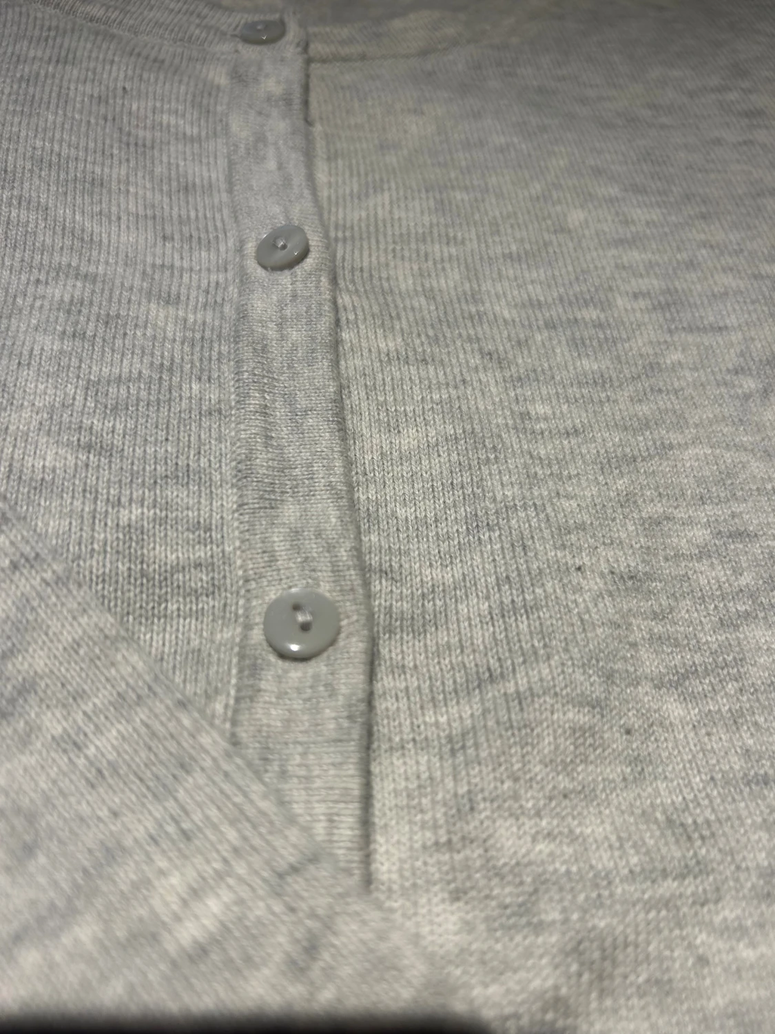 Ljusgrå kofta med knappar från H&M - 1