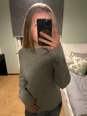 Stickad tröja - Jättefin grå tröja från Vero Moda, inga defekter men lite nopprig. Strl S. Skriv om du har frågor💓