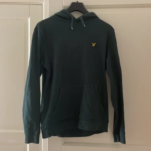 Mörkgrön hoodie Lyle & Scott - Snygg mörkgrön hoodie från Lyle & Scott i storlek M men passar mig ungefär som vanligt bär xs. Nypris 849, Jag säljer för 249. Bra skick inte ny men har använd ett fåtal gånger. Behöver bara tvätt