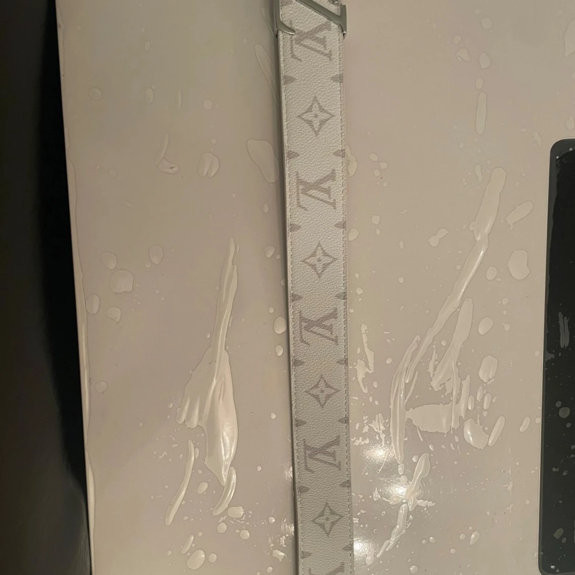 Vit L-/V skärp med silverdetaljer - 1