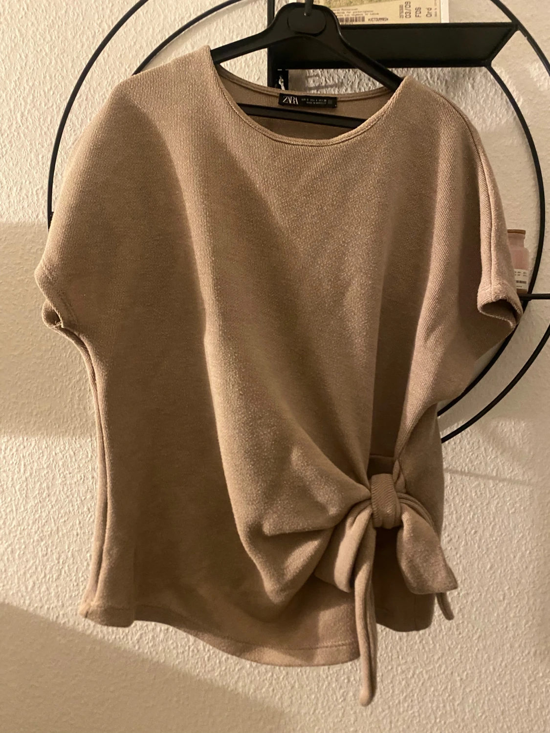 Beige topp med knyt från Zara