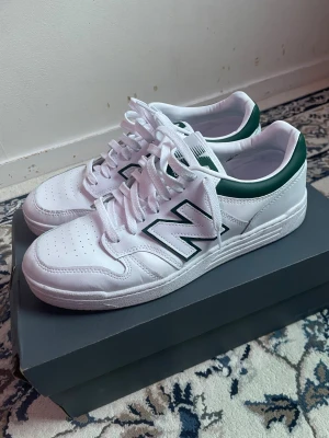 Vita New Balance sneakers - Säljer ett par New Balance skor. De är i storlek 44 och säljs pga de it kommer till användning. Använda max 2 gånger och köptes från Zalando för 1200 kr