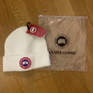 Canada Goose beanie mössa - Mycket fin Canada Goose beanie mössa. Oanvänd. One size. Vit.