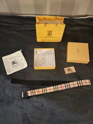 Nytt burberry bälte - Hej😊 säljer ett nytt burberry bälte i längd 115cm. Den kommer även med hålslagare för att göra hål för bättre passform👍 skriv gärna om ni har funderingar!